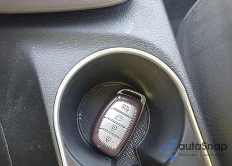 2018 Hyundai Elantra Value Edition z USA, uszkodzony, nr VIN 5NPD84LF5JH245527